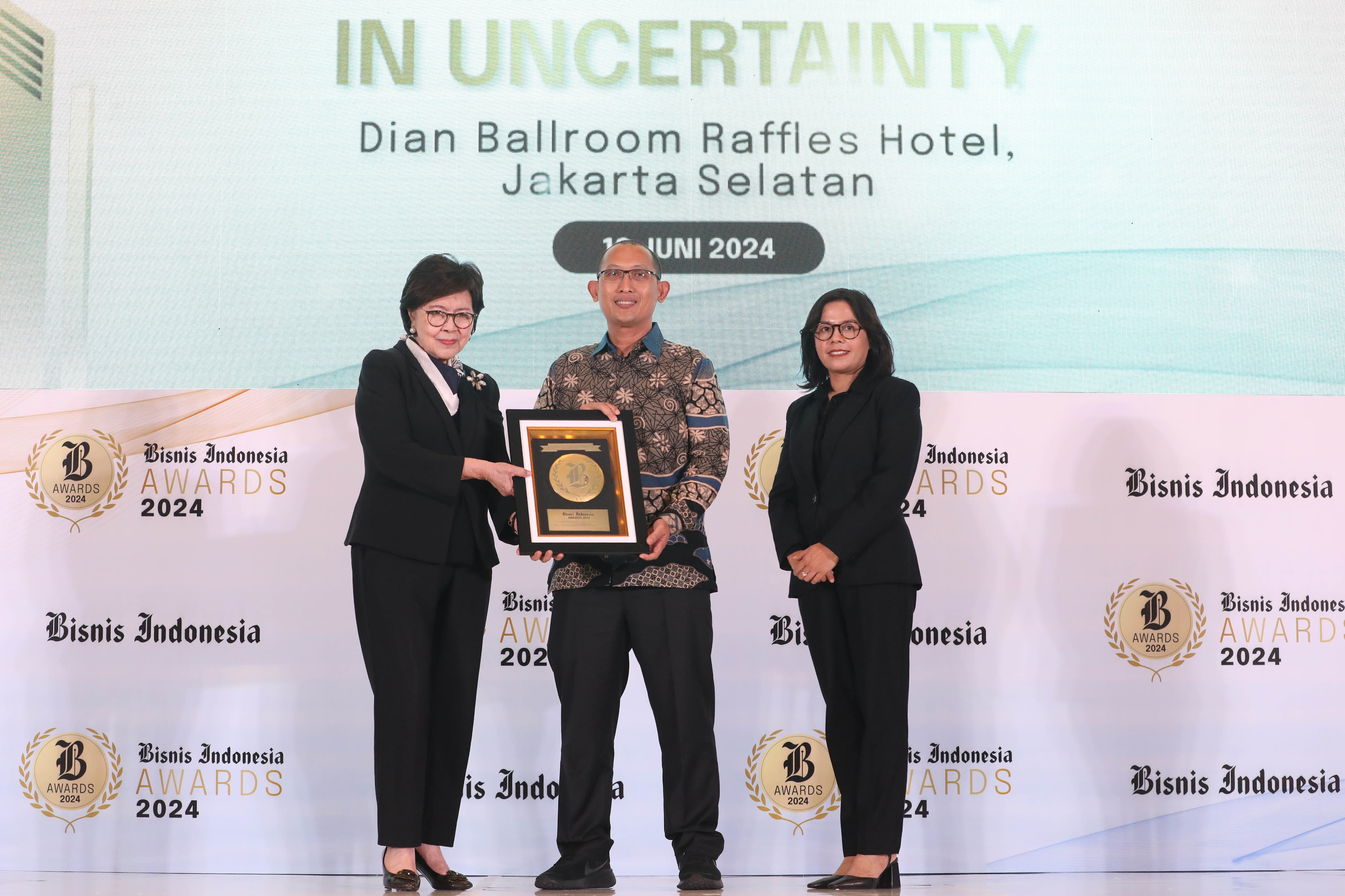 PRESTASI : Penyerahan Penghargaan Bisnis Indonesia Award 2024 kepada Direktur Utama Bank Kalbar yang diwakili oleh Adi Fitriyadi Kepala Divisi Corporate Secretary Bank Kalbar.