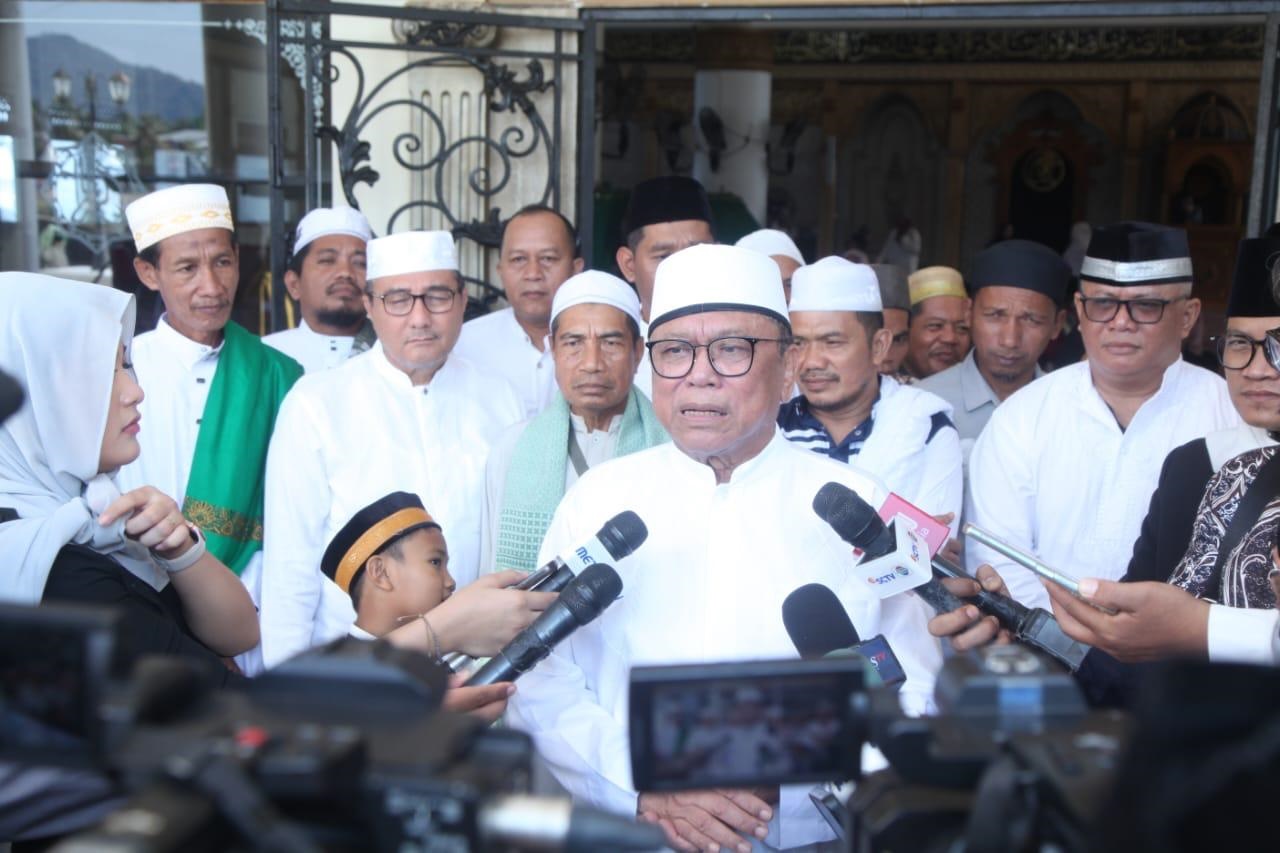 WAWANCARA: Ketua Umum Partai Hanura, Oesman Sapta Odang usai salat Idul Adha 1445 Hijriah, di Masjid Agung Oesman Al Khair, Sukadana, Senin (17/6).