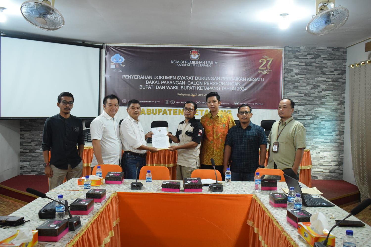 TAK MEMENUHI SYARAT: KPU Ketapang menyerahkan SK kepada pasangan Budi Mateus-David Rasidi, Selasa (18/6).