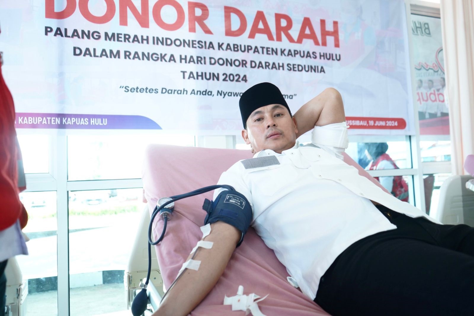 DONOR DARAH: Wakil Bupati Kapuas Hulu Wahyudi Hidayat saat melakukan donor darah.