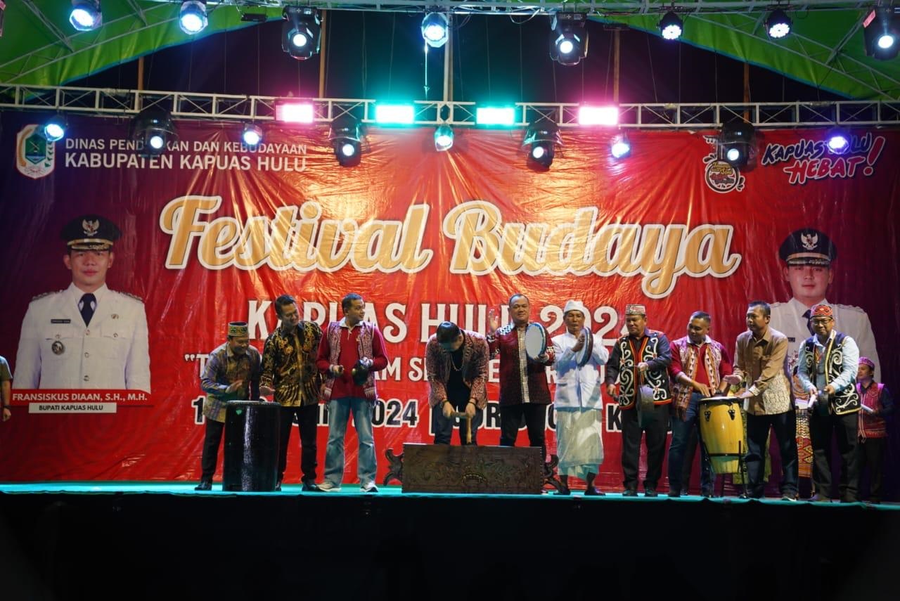 PEMBUKAAN: Bupati Kapuas Hulu Fransiskus Diaan saat membuka kegiatan festival Budaya Kapuas Hulu.