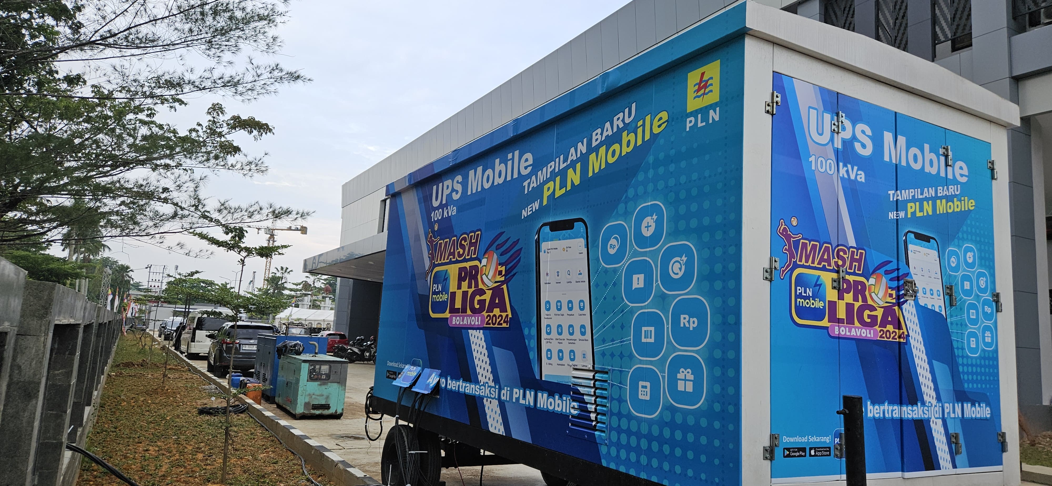 UPS 100 kVA milik PLN standby  di GOR Terpadu Ayani untuk mendukung lancarnya Laga Proliga PLN Mobile Tahun 2024.