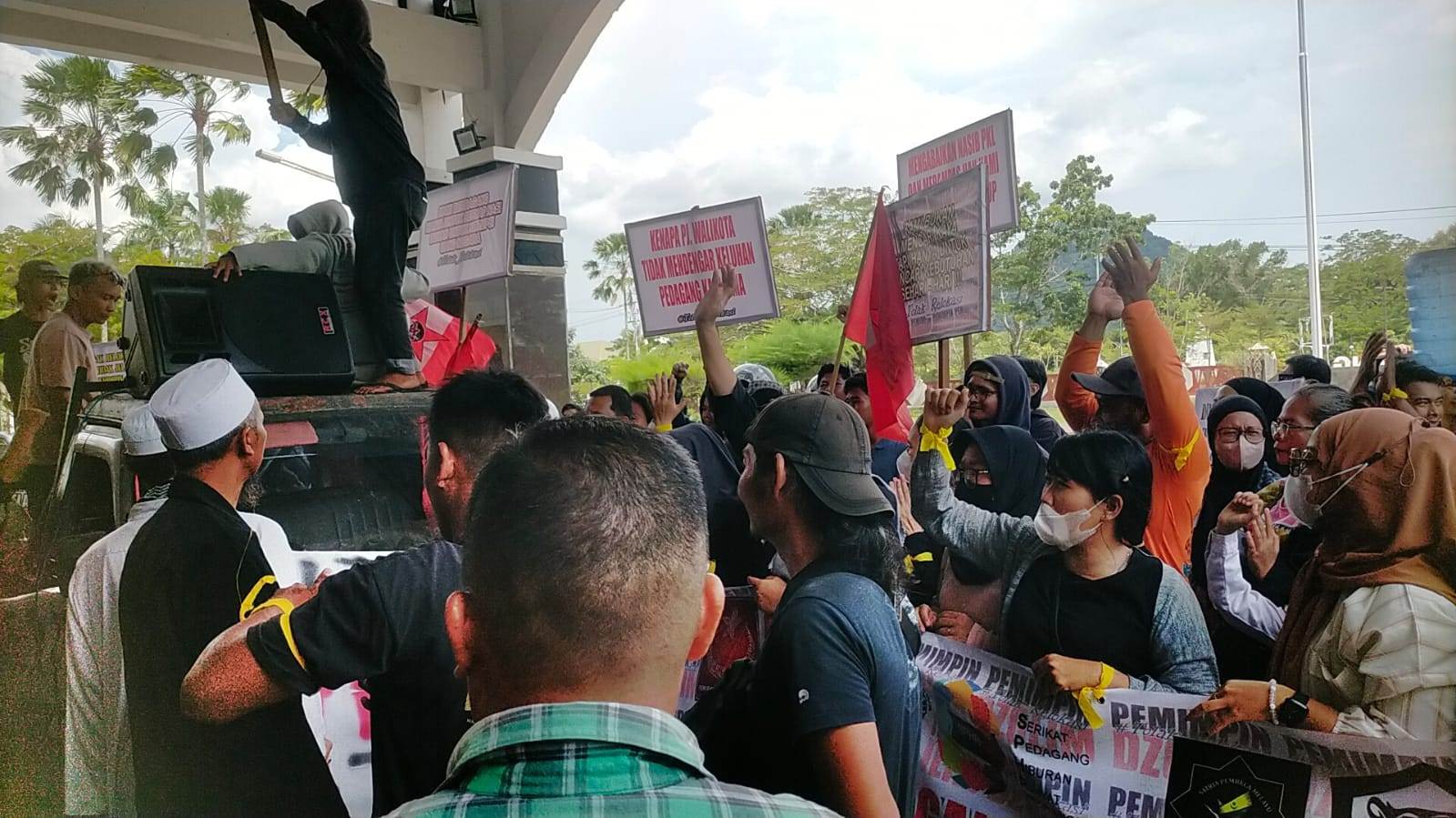 UNJUK RASA: Para PKL Jalan Merdeka Singkawang menyampaikan aspirasi di halaman Kantor Wali Kota jelang penertiban, Rabu (19/6).