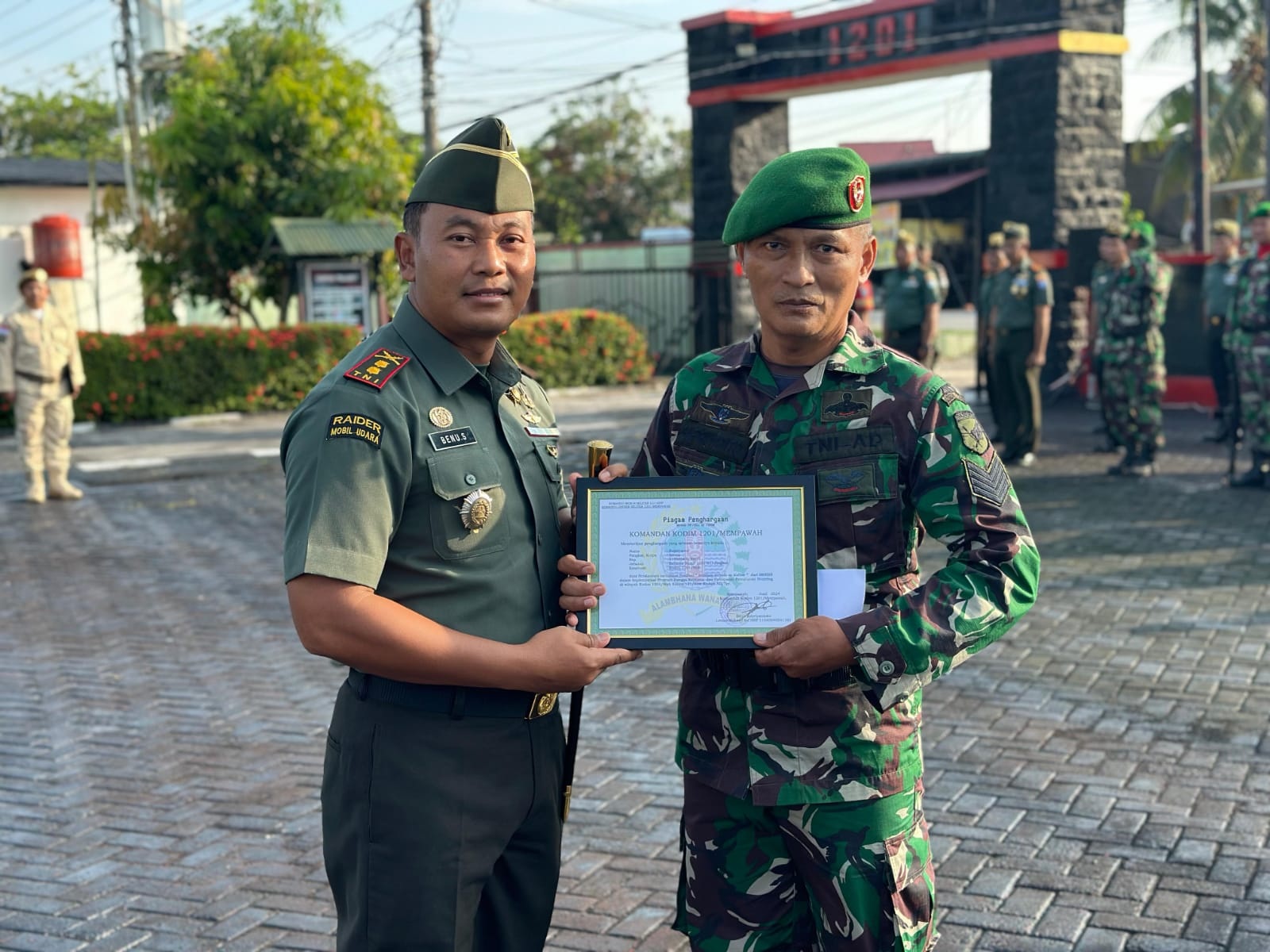 PENGHARGAAN : Dandim 1201/Mempawah memberikan piagam penghargaan dan tali asih kepada dua prajuritnya yang berhasil menorehkan prestasi.