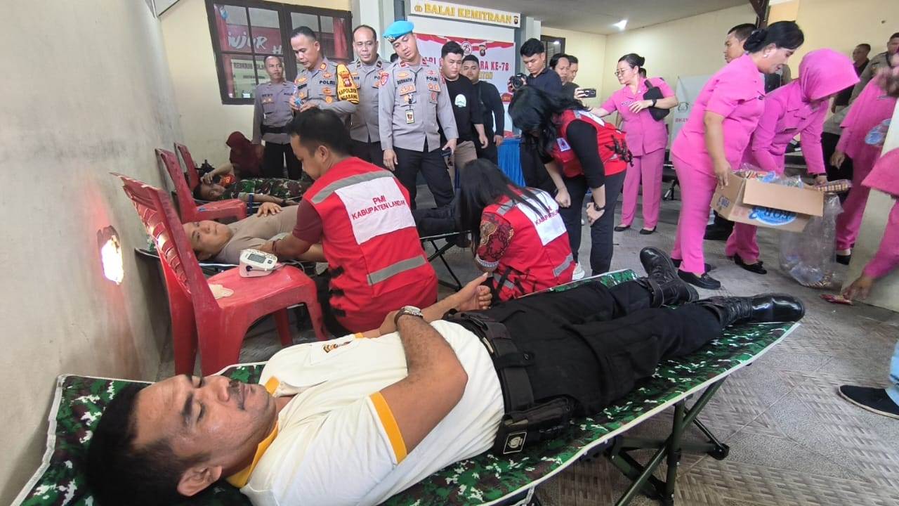 DONOR DARAH: Personel Polsek Ngabang mengikuti kegiatan donor darah di kantor Polsek Ngabang, pada Rabu (19/6).