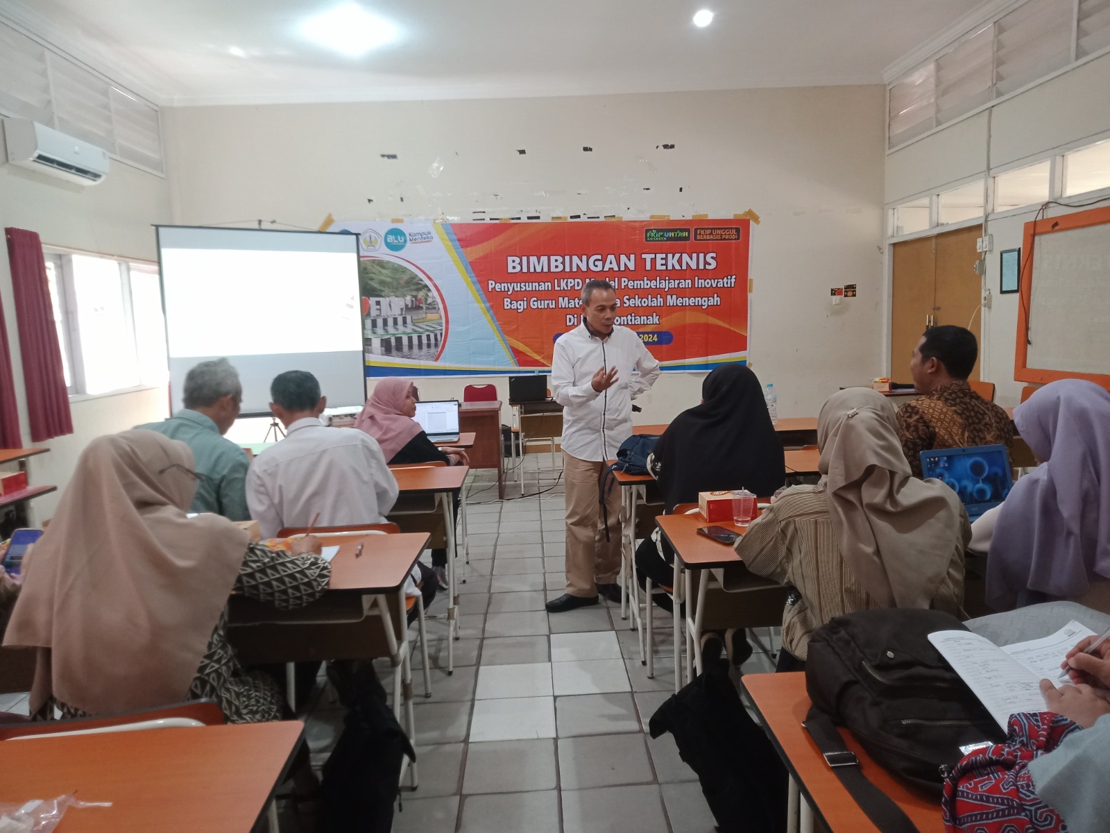PAPARAN: Sesi paparan dalam kegiatan Bimtek penyusunan LKPD Model Pembelajaran Inovatif Tahun pelajaran 2023/2024 bagi guru matematika sekolah menengah di Kota Pontianak, Rabu (19/6).
