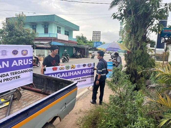 PENATAAN: Petugas Dinas Perhubungan Kota Singkawang saat melakukan penataan di kawasan Pusaka, belum lama ini.