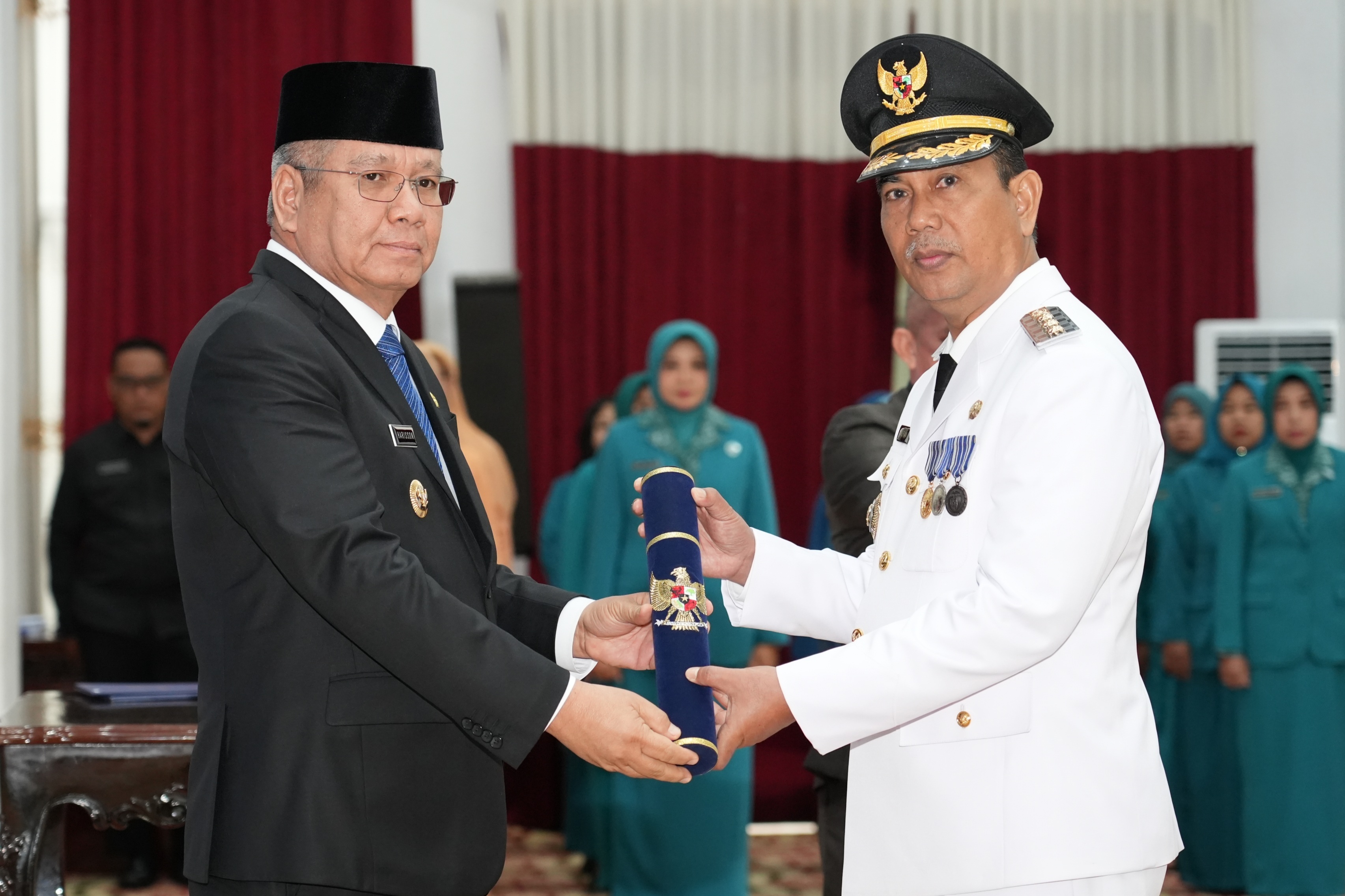 Pj Gubernur Kalbar, Harisson menyerahkan SK penunjukan Alfian sebagai Pj Bupati KKU di Balai Petitih, Kantor Gubernur, Kamis (20/6).