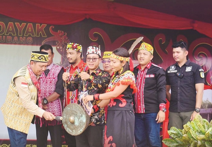 GAWAI : Wakil Bupati Sintang, Melkianus, membuka pelaksanaan kegiatan Gawai Dayak Nyelapat Taun Temanang, Desa Sekubang tahun 2024, Kecamatan Sepauk.