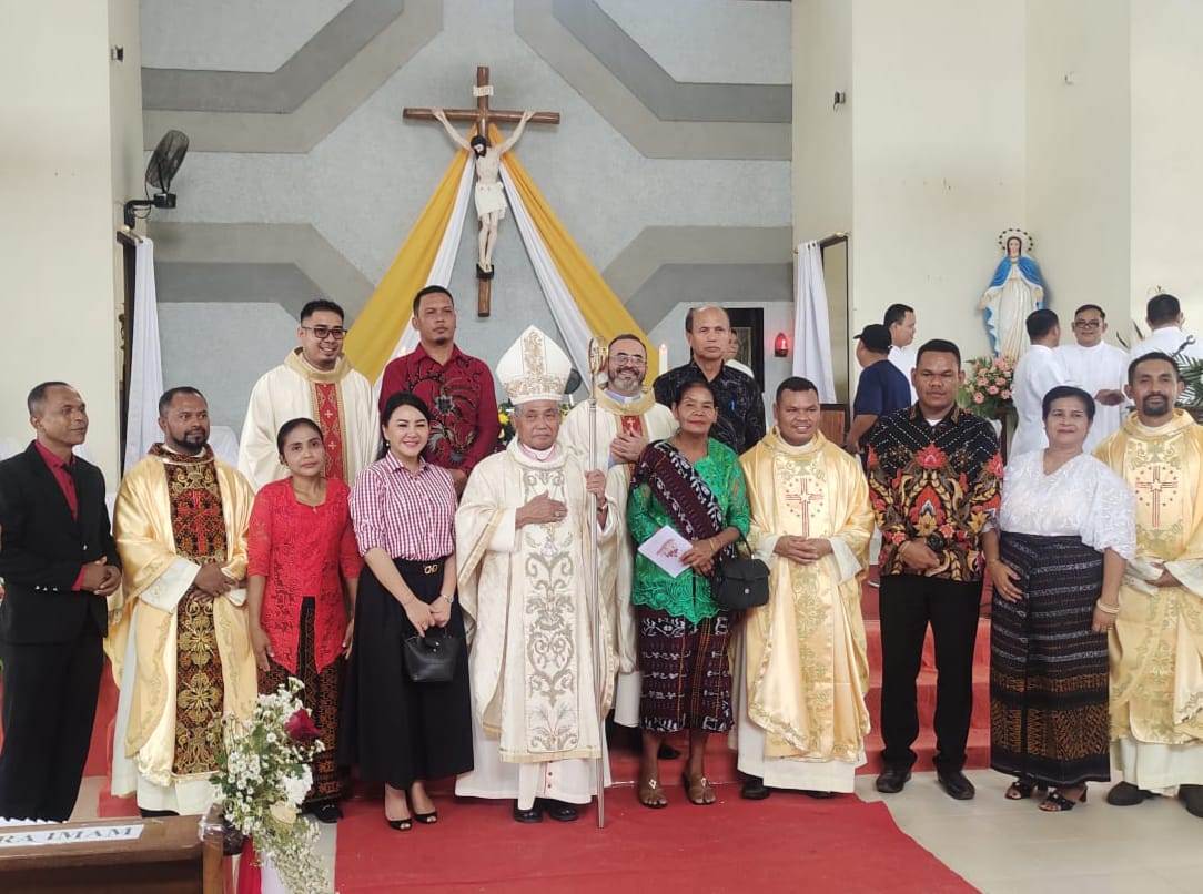 Pentahbisan Imam Katolik di Gereja St. Fransiskus Asisi Pakumbang, Kecamatan Sompak, Kabupaten Landak, pada Selasa (18/6).