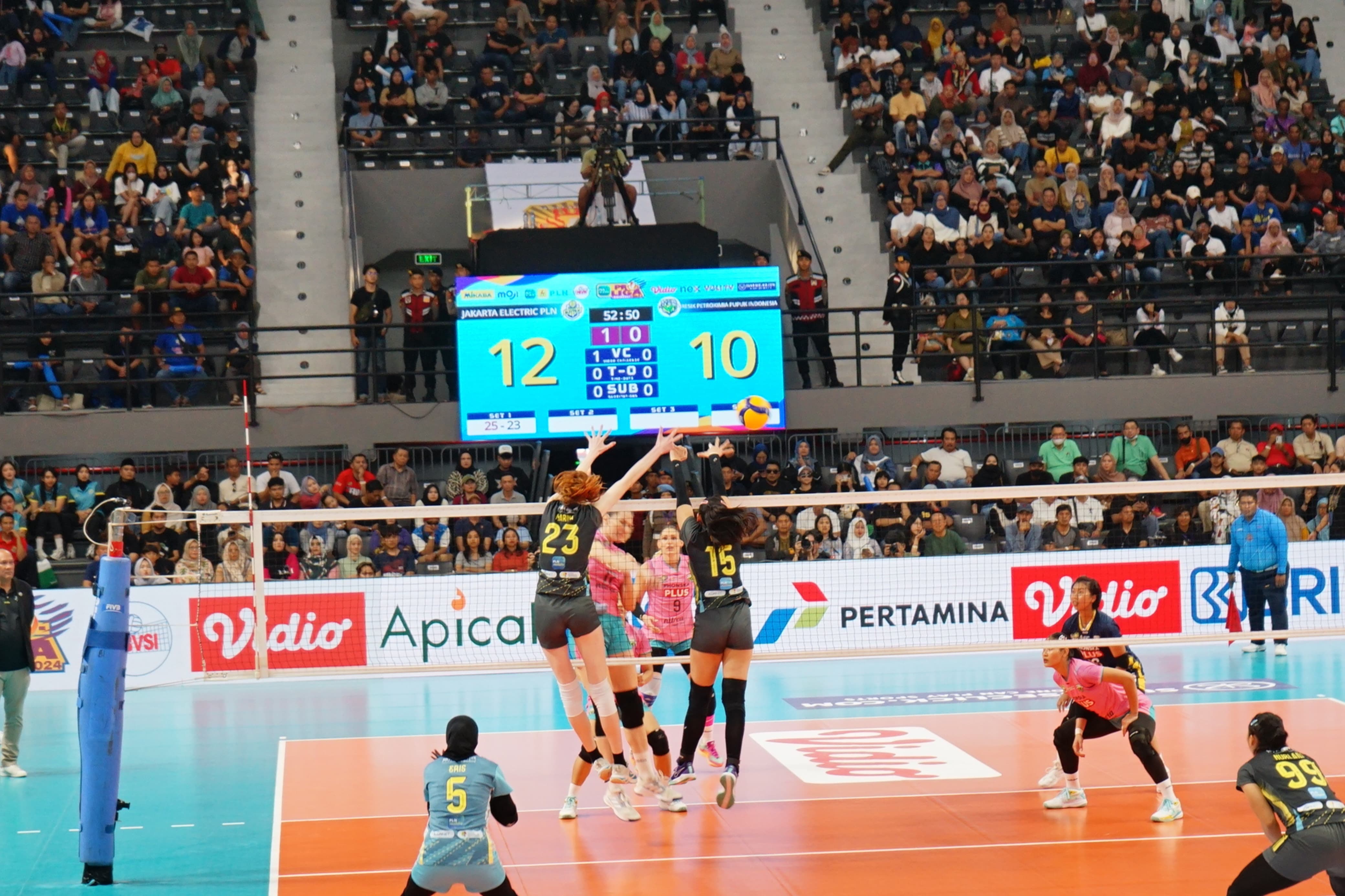 Blocking ganda dilakukan 2 pemain Jakarta Electric PLN pada laga penentuan Final Four PLN Mobile Proliga 2024.