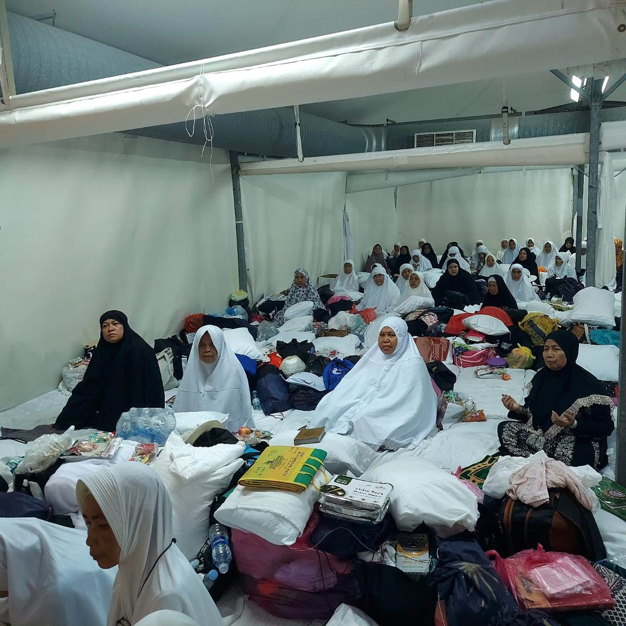 Para jemaah haji asal Kabupaten Landak saat di tenda haji. Kondisi Jemaah Haji Kabupaten Landak di Mekkah terpantau sehat.