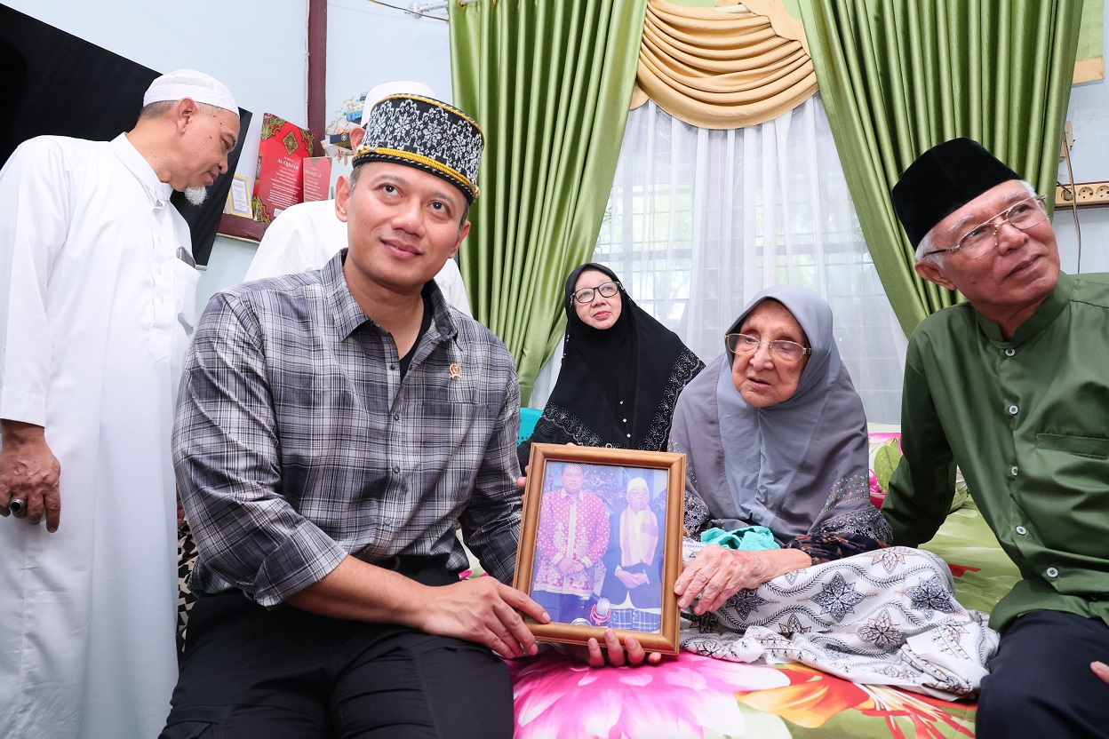 AHY bersilaturahmi ke rumah Hubabah Syarifah Annisa binti Yusuf Abu Bakar Al Haddad. Wanita berusia 108 tahun ini merupakan sosok yang dihormati banyak orang, terlebih di Pontianak.