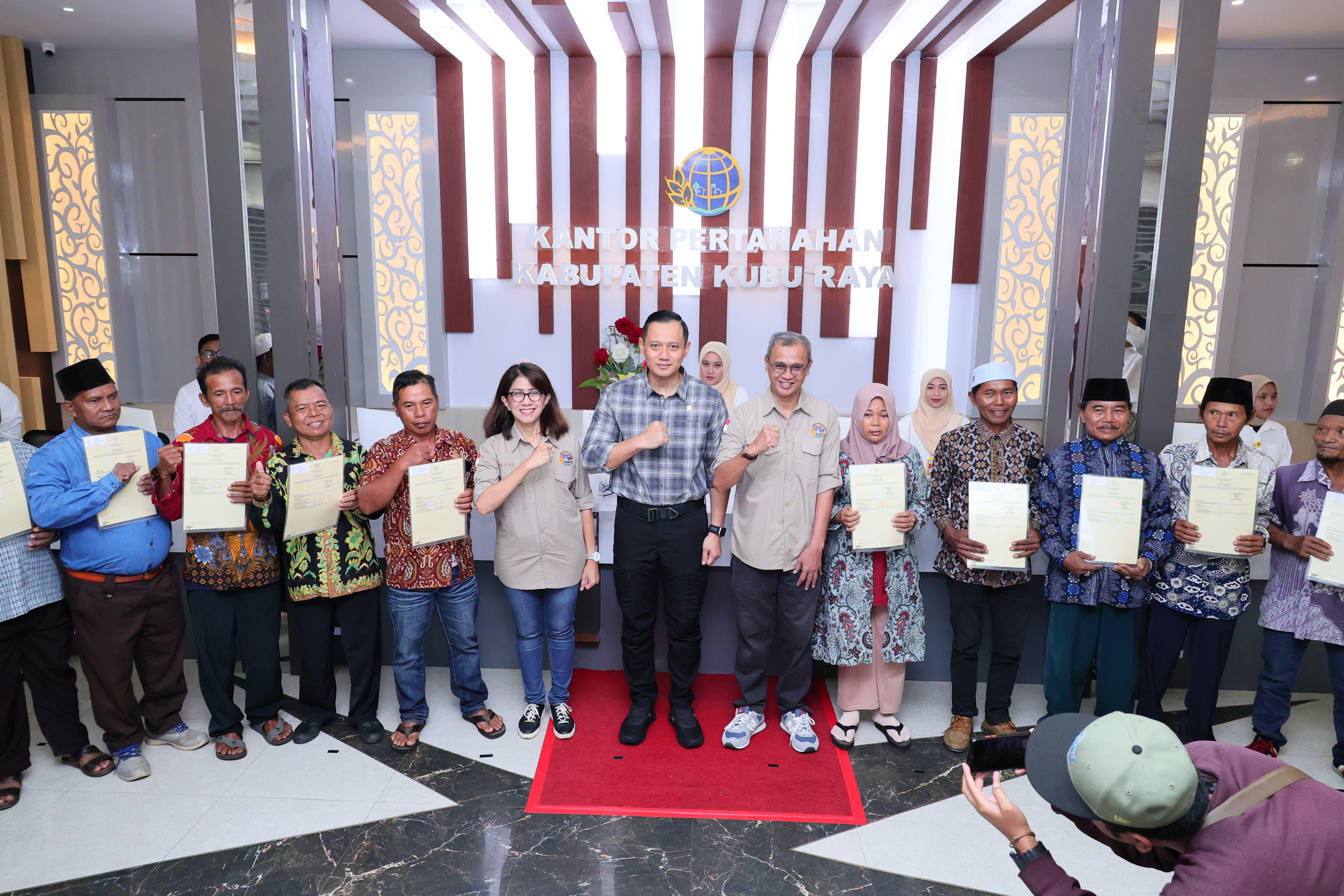 Agus Harimurti Yudhoyono (AHY) menyerahkan sepuluh Sertipikat Tanah Elektronik milik masyarakat di Kantor Pertanahan Kabupaten Kubu Raya.