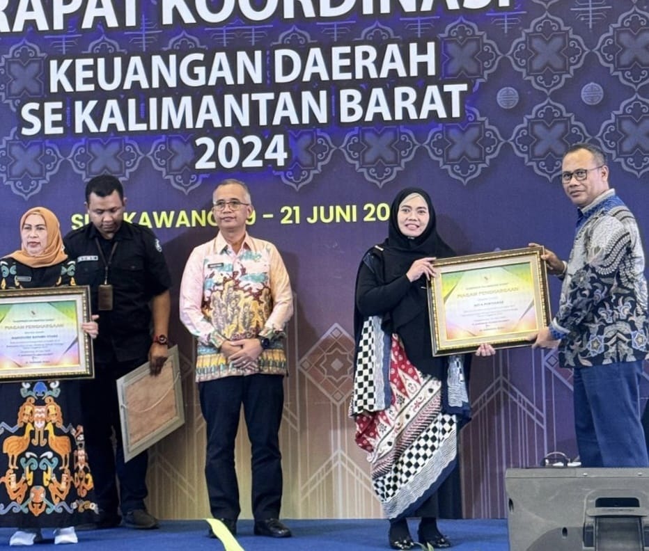 PENGHARGAAN: Penyerahan piagam penghargaan kepada Pemerintah Kota Pontianak peringkat pertama dengan rasio PAD Tertinggi Tahun Anggaran 2023 se-Provinsi Kalbar.