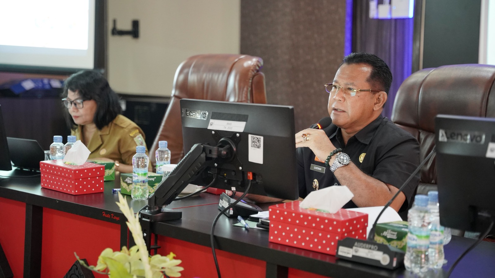 Caption: Pj Bupati Sanggau Suherman didampingi Kepala Bappeda, Yulia Theresia memimpin rakor penanggulangan kemiskinan, Senin (24/6).