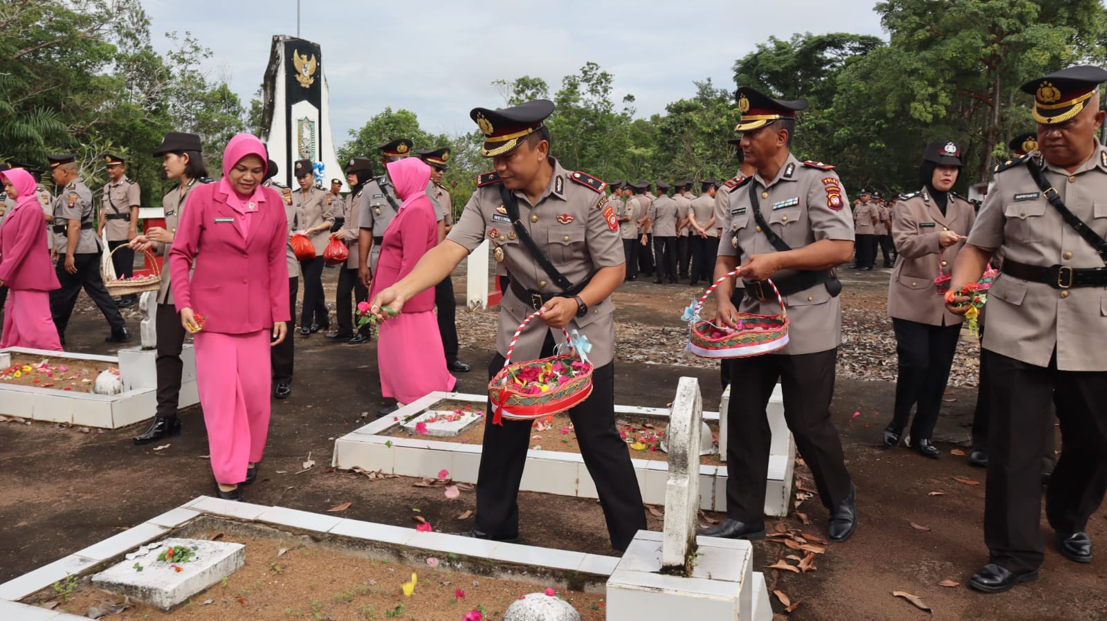 Caption: Waka Polres Sanggau Kompol Yafet Efraim Patabang saat memimpin ziarah ke TMP Patriot Bangsa dalam rangka menyambut Peringatan Ke-78 Hari Bhayangkara 2024, Senin pagi.