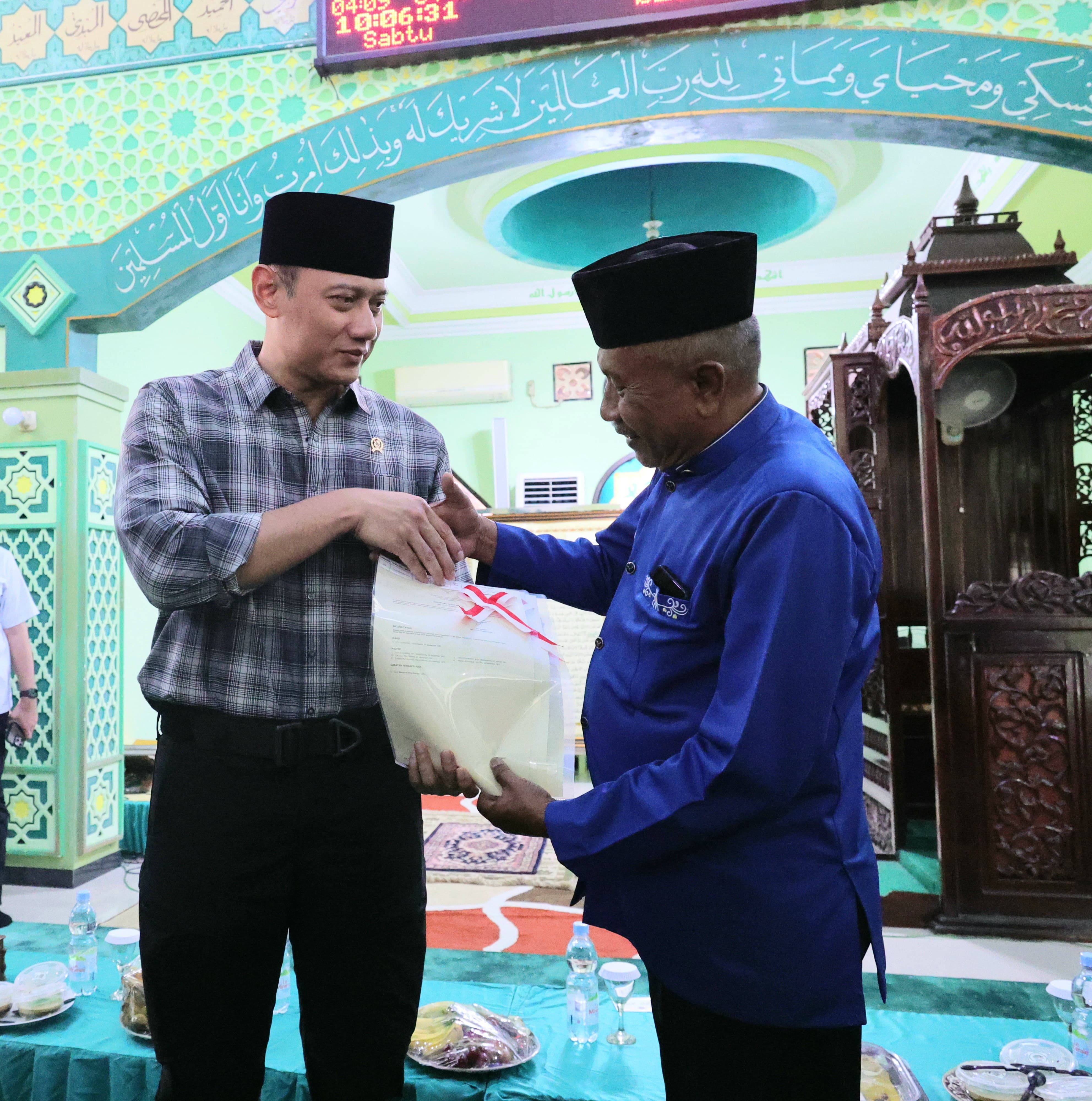 Menteri ATR/Kepala BPN, Agus Harimurti Yudhoyono (AHY) sendirilah yang datang langsung ke Masjid Araafiul A