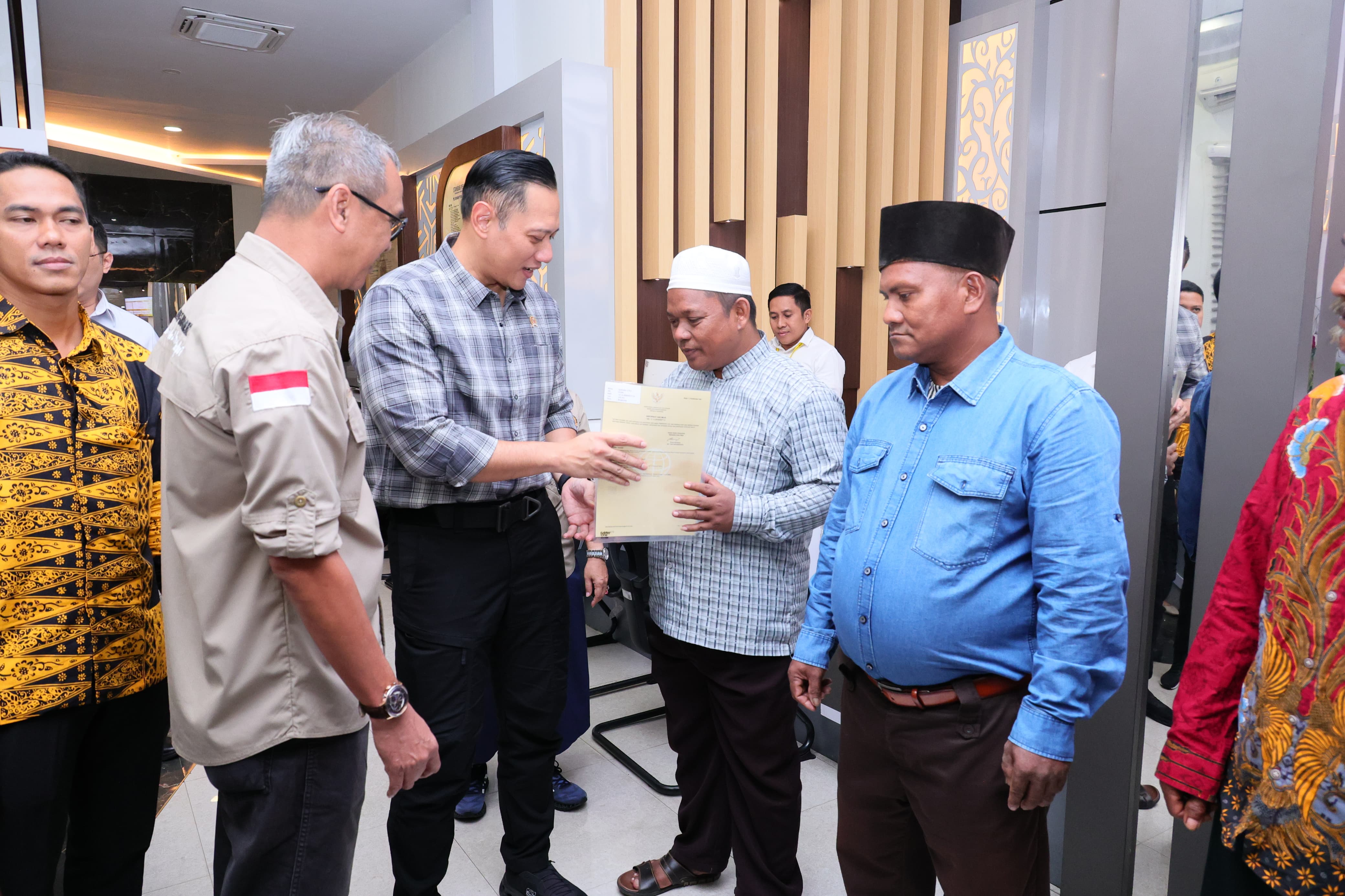 Syaifudin adalah salah satu warga yang terdampak kerusuhan Sambas pada tahun 1999 lalu. Ia beserta keluarganya terpaksa mengungsi dan tidak bisa kembali lagi karena faktor keselamatan.