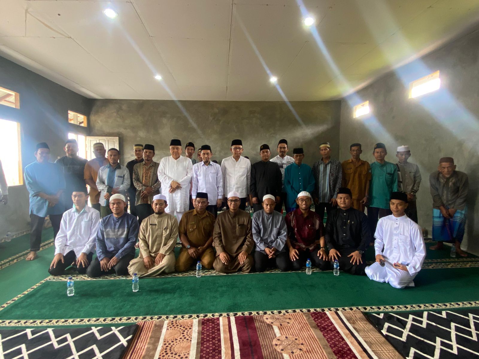 BERSAMA : Sutarmidji foto bersama usai menyerahkan wakaf tanah dan bangunan untuk Pesantren Labbaik Indonesia, Senin (24/6).