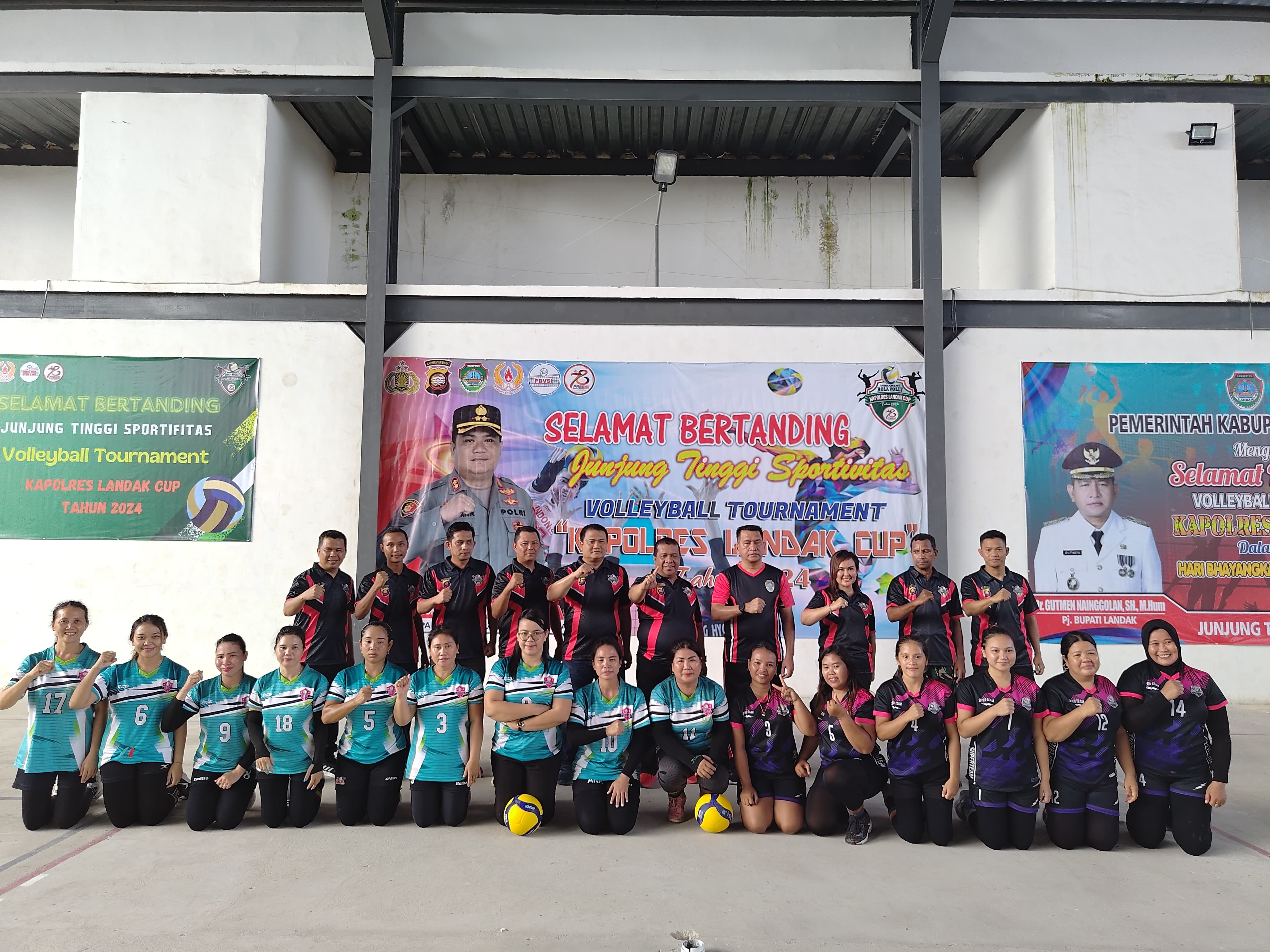Pertandingan pertama turnamen bola voli Kapolres Landak Cup di GOR Bujakng Nyangko Ngabang, Senin (24/6).