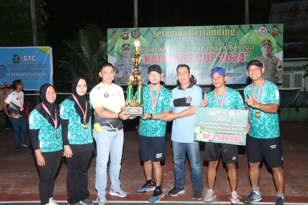 JUARA: Kapolres Sanggau, AKBP Suparno Agus Candra Kusuma menyerahkan piala kepada pemenang kejuaraan tenis Kapolres Cup 2024, Senin malam.