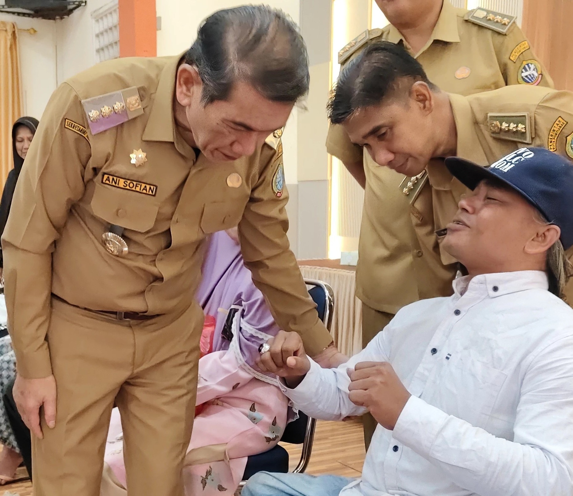 : Penjabat Wali Kota Pontianak saat menyerahkan bantuan sosial kepada disabilitas dan lansia.