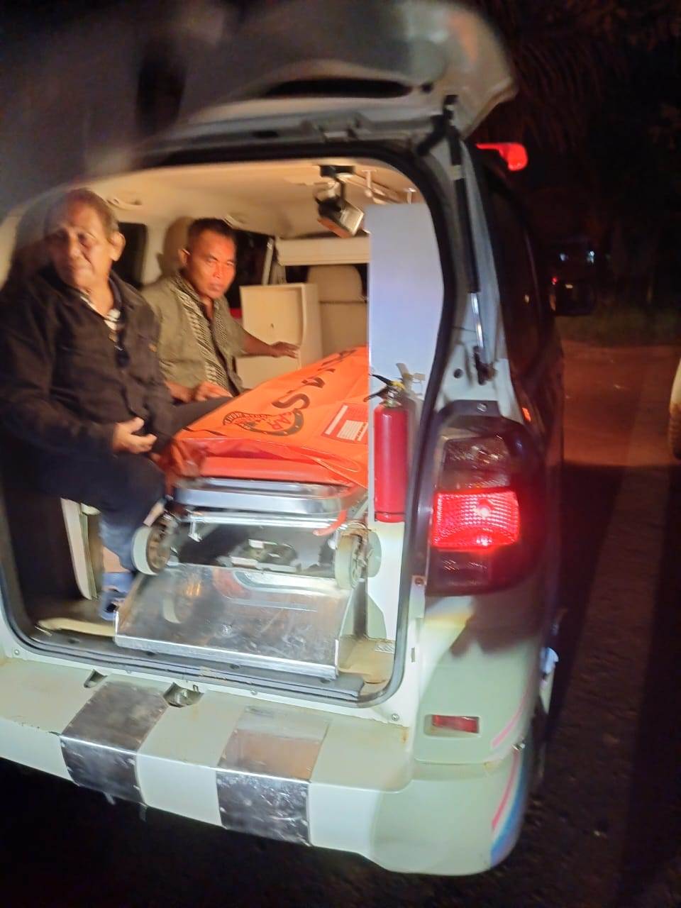 DITEMUKAN MENINGGAL: Evakuasi jasad korban tenggelam di Desa Sebirang Kecamatan Ngabang, Senin (24/6) malam.