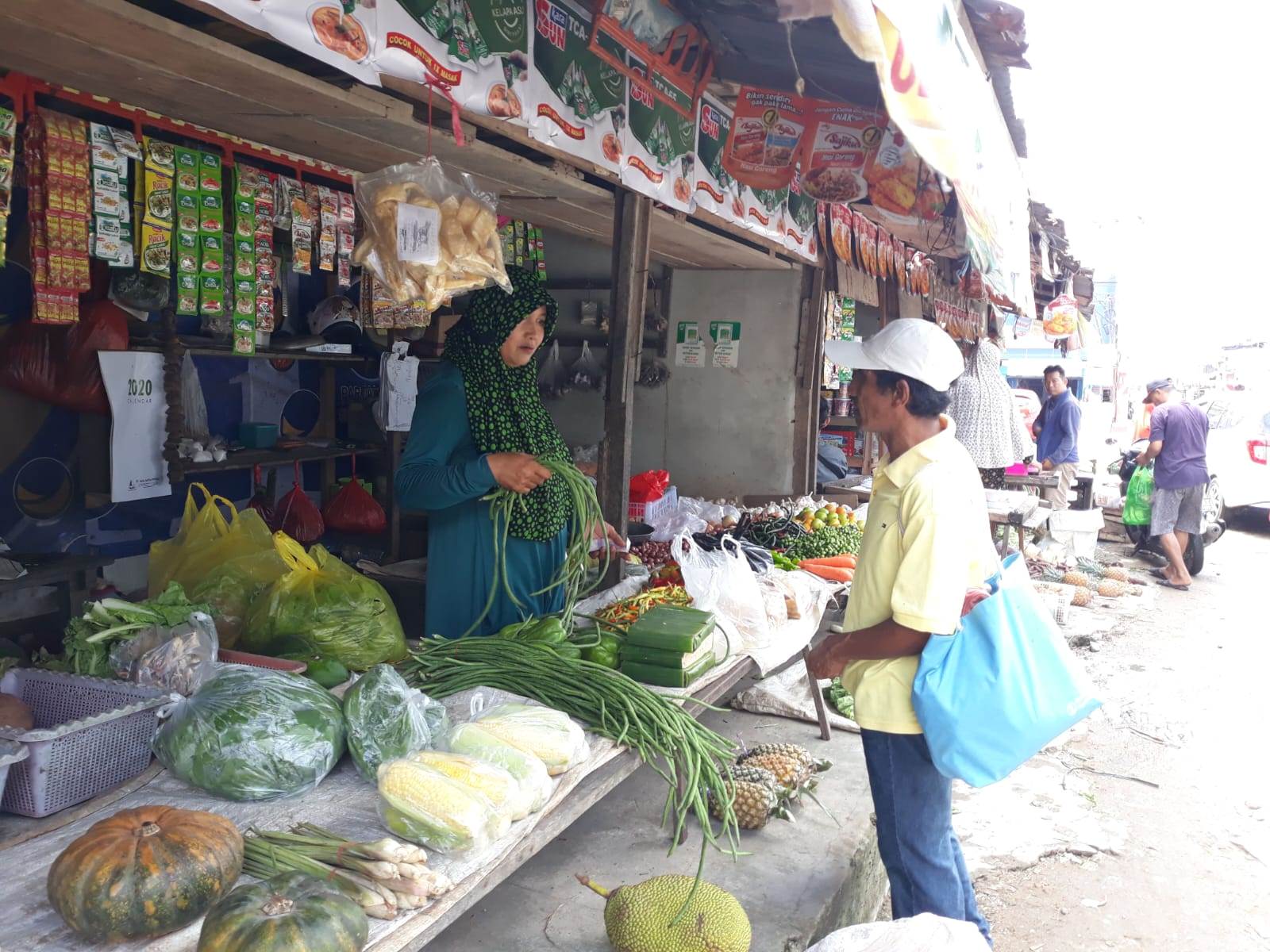TRANSAKSI: Pedagang dan pembeli sedang bertransaksi di Pasar Melati, Desa Parit Baru, Sungai Raya. Pemkab Kubu Raya akan melakukan penataan di sejumlah pasar, termasuk Pasar Melati.