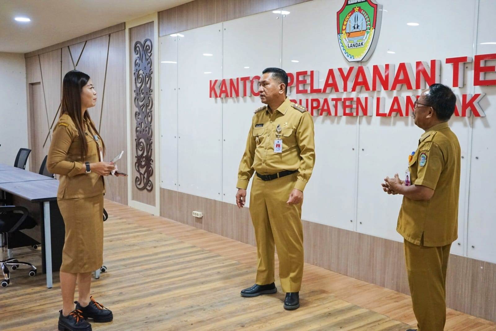 TINJAU: Pj Bupati Landak Gutmen Nainggolan meninjau mall pelayanan publik (MPP) Kabupaten Landak, Selasa (25/6).