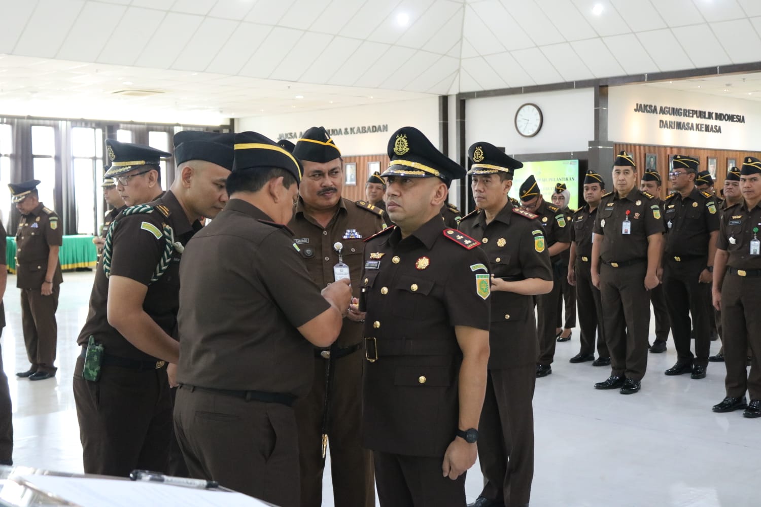 Proses serah terima jabatan di Kejaksaan Tinggi (Kejati) Kalimantan Barat, Selasa (25/6) kemarin.