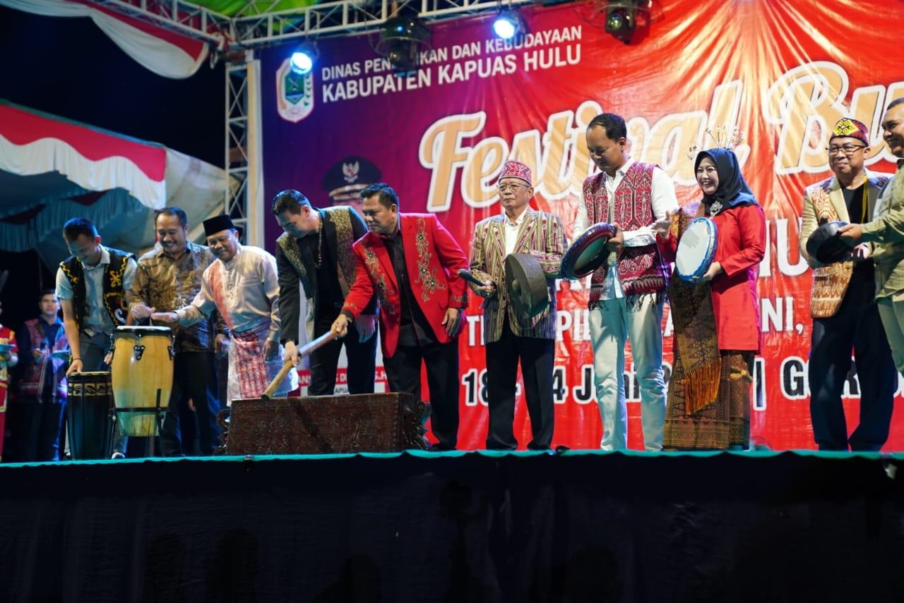 SUKSES DIGELAR: Penutupan festival budaya Kapuas Hulu oleh Bupati Fransiskus Diaan.