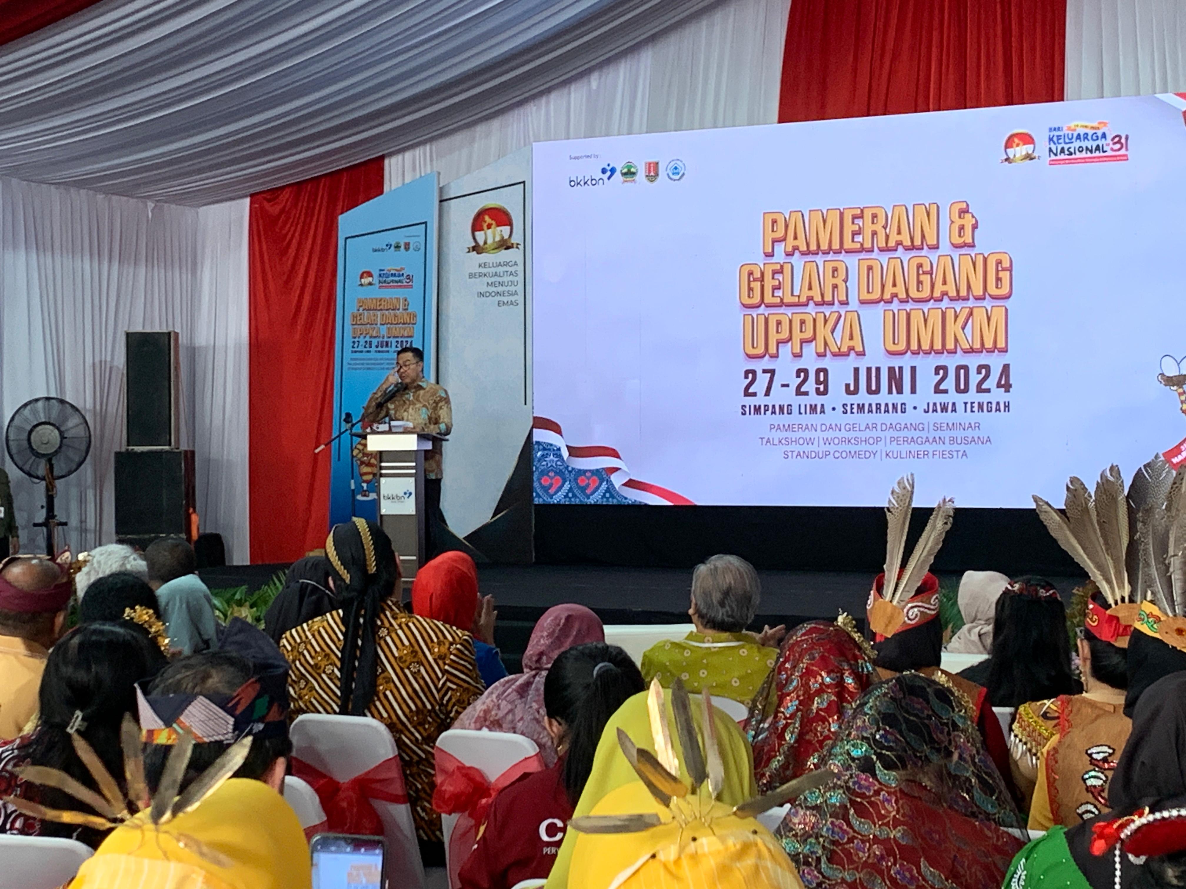 Kepala BKKBN RI Hasto Wardoyo saat membuka kegiatan Pameran dan Gelar Dagang Usaha Peningkatan Pendapatan Keluarga Akseptor (UPPKA) UMKM.