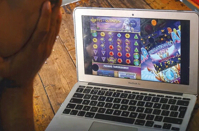 BIKIN NAGIH: Ilustrasi gambar orang yang kalah saat bermain judi online (13/9). Judi online bisa membuat orang yang memainkannya merugi.