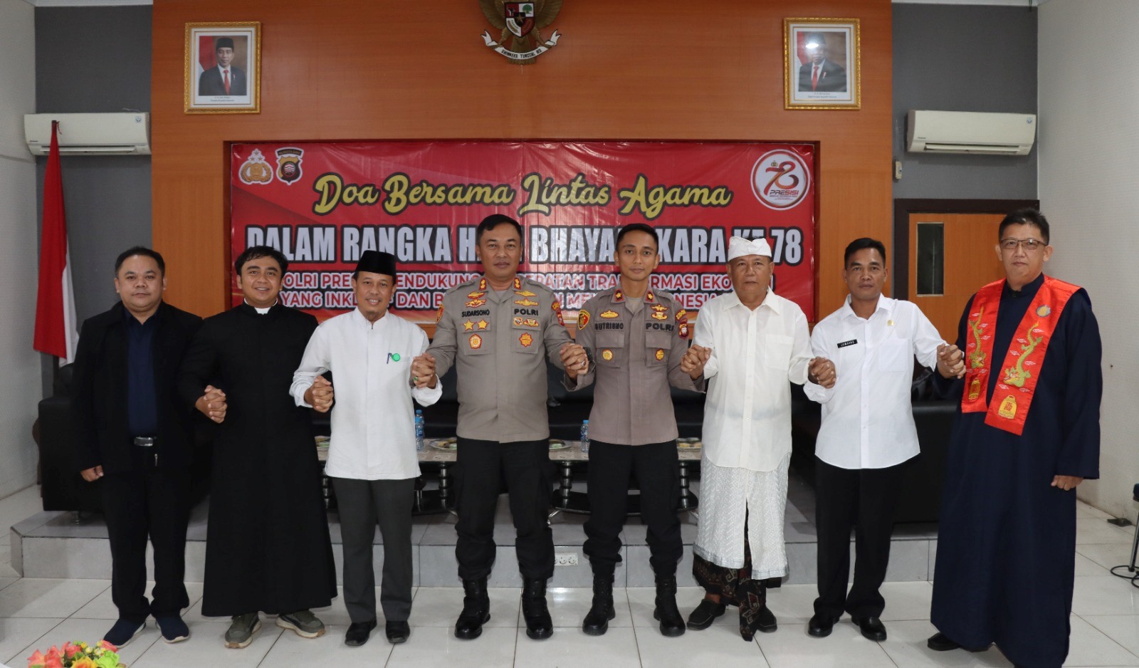 DOA : Suasana doa bersama lintas agama di Mapolres Mempawah.
