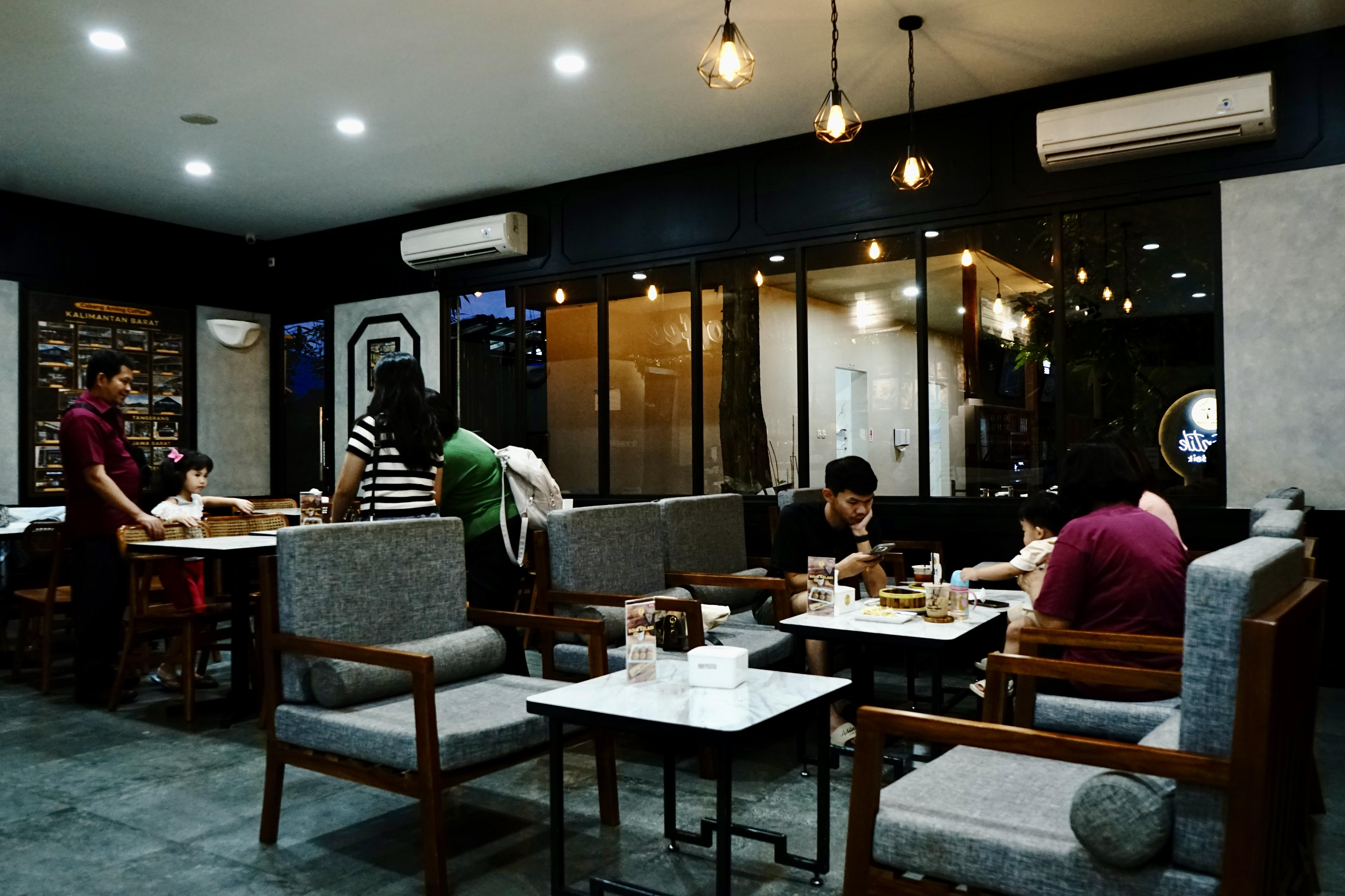 EFISIENSI:&nbsp;Aming Coffee merupakan salah satu warung kopi yang menerapkan efisiensi energi untuk menekan biaya operasional. Warung kopi ini menggunakan peralatan elektronik berlabel LTHE.