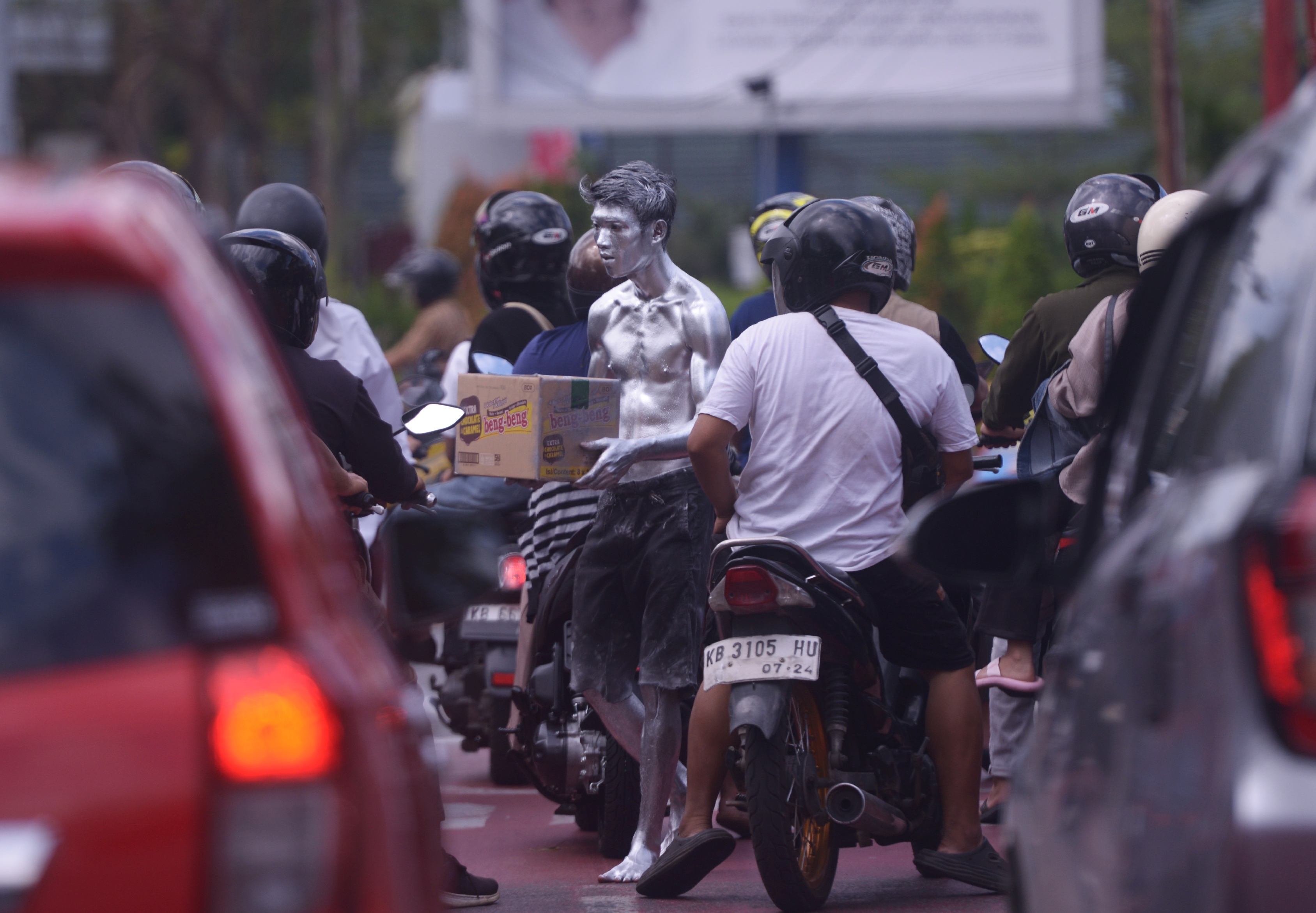 Salah satu manusia silver sedang meminta di simpang Jalan Sultan Abdurrahman - Jalan Ahmad Yani. Manusia silver mulai menjamur di beberapa simpang lampu merah di Kota Pontianak.