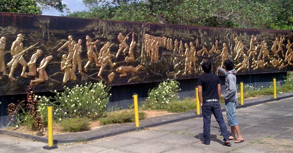 Pengunjung Makam Juang Mandor melihat diorama yang berisi cerita mengenai pembantaian massal yang dilakukan pasukan Jepang terhadap para tokoh intelektual Kalbar pada 1944.