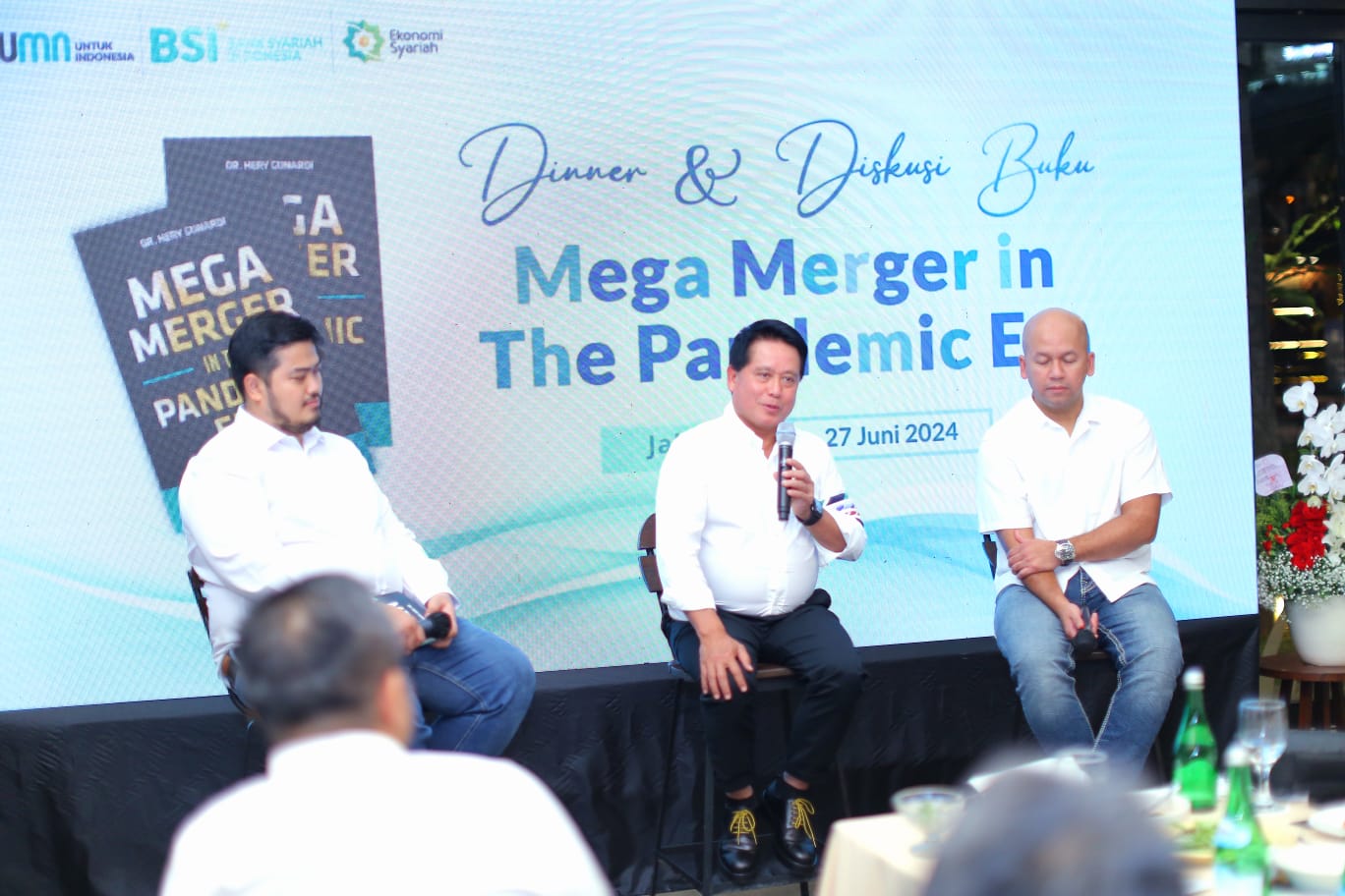 Direktur Utama BSI Hery Gunardi didampingi Direktur Keuangan & Strategi BSI Ade Cahyo Nugroho dan Chief Economist BSI Banjaran Surya Indrastomo saat acara  Diskusi Buku Mega Merger In The Pandemic Era