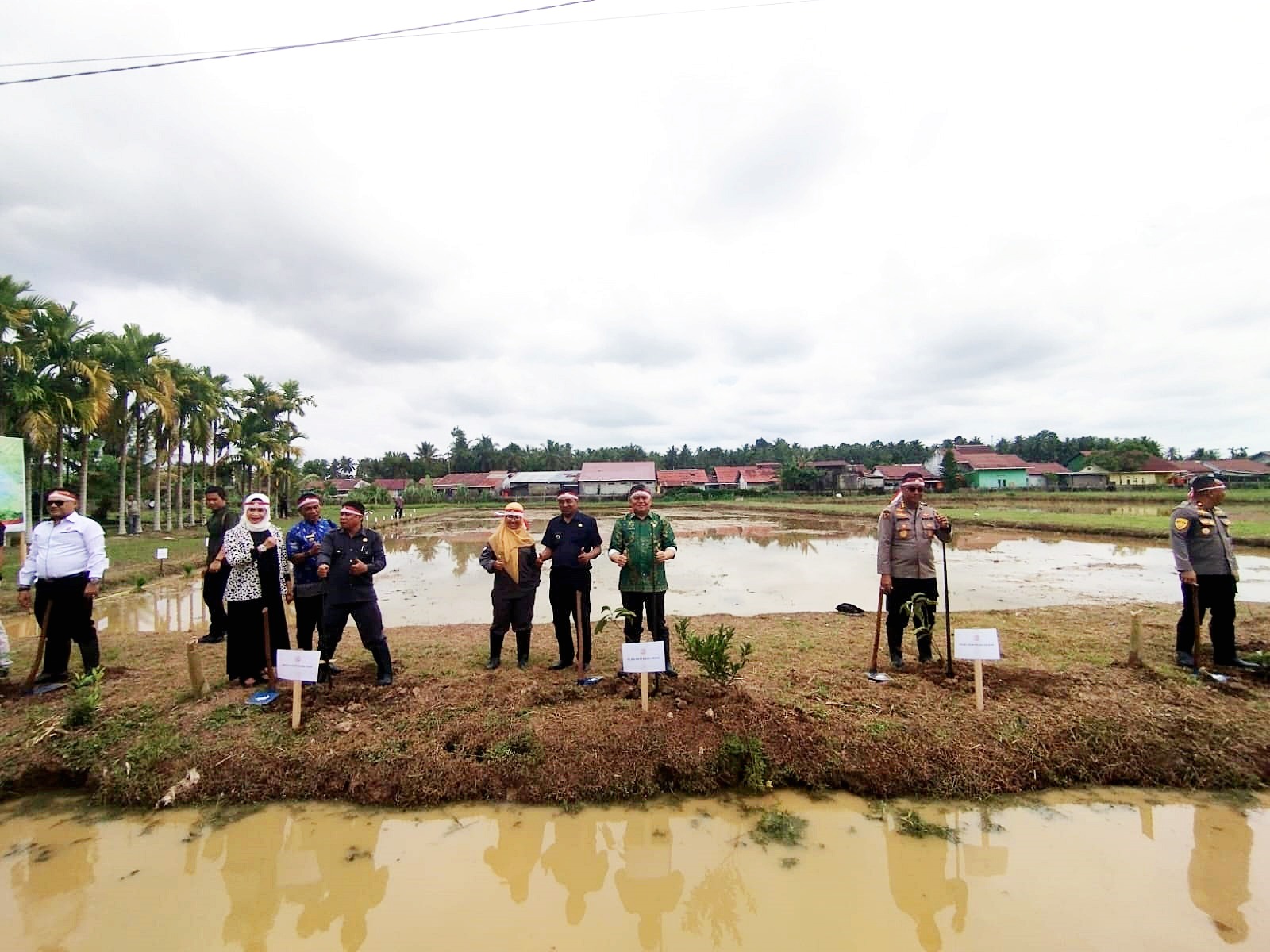 TANAM POHON: Sekda Kubu Raya, YUsran Anizam mengikuti penanaman pohon secara simbolis yang digelar Polda Kalbar di BPTP Desa Pal IX.