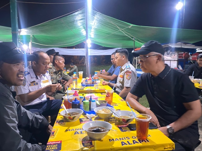 Penjabat Wali Kota Singkawang Sumastro meminta para pedagang kaki lima (PKL) masih enggan menempati Lapangan Tarakan.