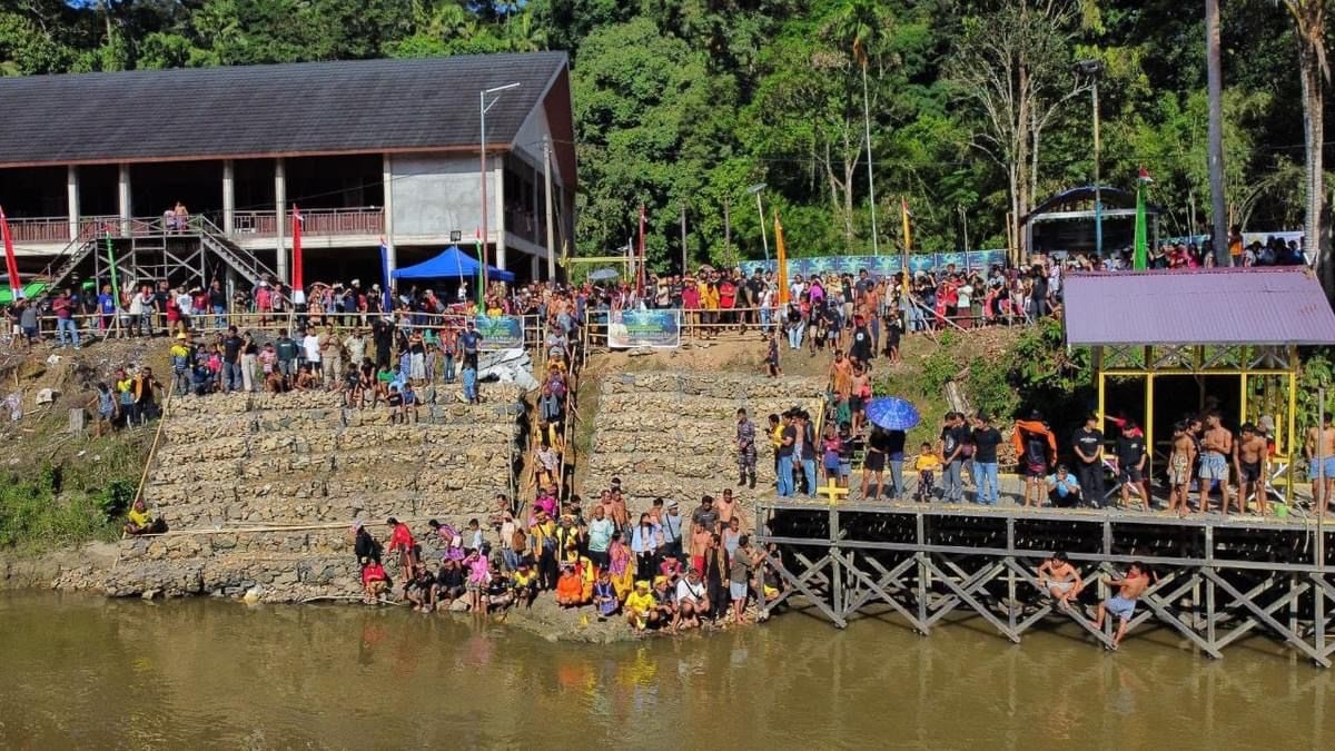 MARUBA: Ratusan orang mengikuti ritual adat pencucian dan pembersihan pusaka Kerajaan Hulu Aik di Laman Sengkuang, Desa Benua Kerio, Kecamatan Hulu Sungai, Rabu (26/6).