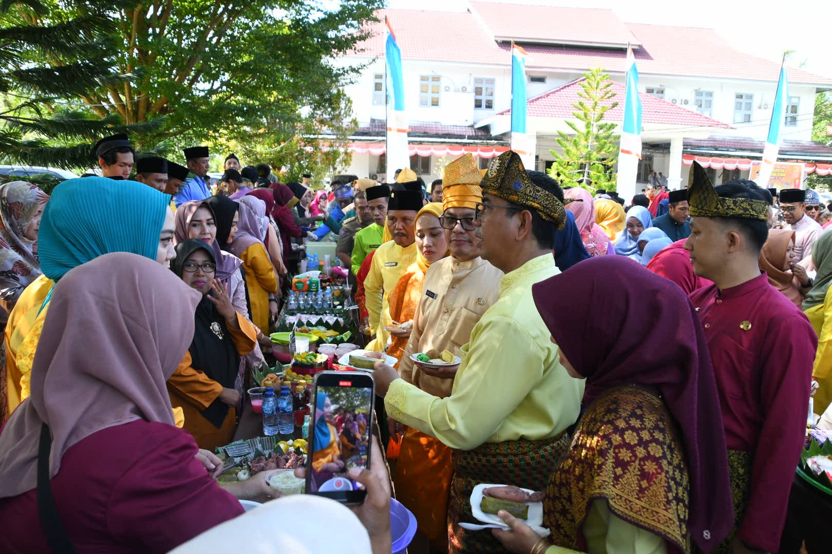 PUSAK TAMBOL : Penjabat Bupati Kayong Utara, Alfian saat meninjau event Pusak Tambol yang menyediakan berbagai kue tradisional daerah.