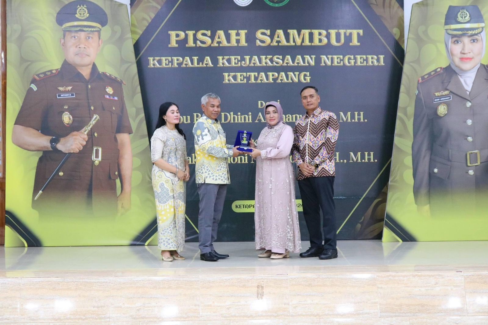 CINDERAMATA: Bupati Ketapang, Martin Rantan, menyerahkan cinderamata kepada R.A. Dhini Ardhany saat acara pisah sambut Kajari Ketapang di Gedung Pancasila Ketapang, Rabu (26/6) malam.