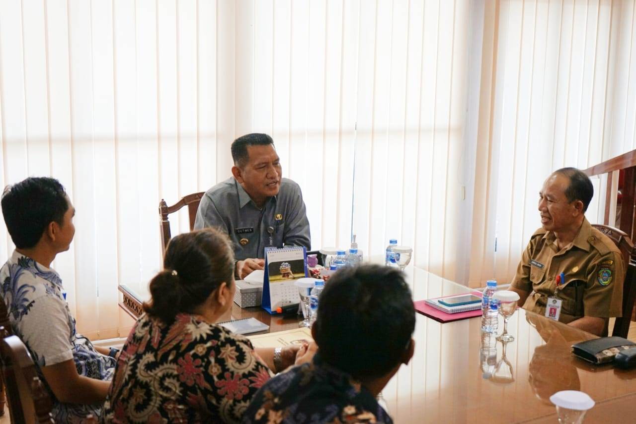 RAPAT: Pj Bupati Landak Gutmen Nainggolan menggelar rapat besama KPU Landak, Selasa (25/6).