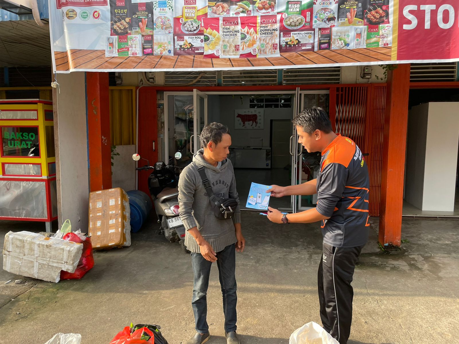 Pegawai PLN sedang menjelaskan fitur-fitur yang terdapat pada aplikasi PLN Mobile (28/6).
