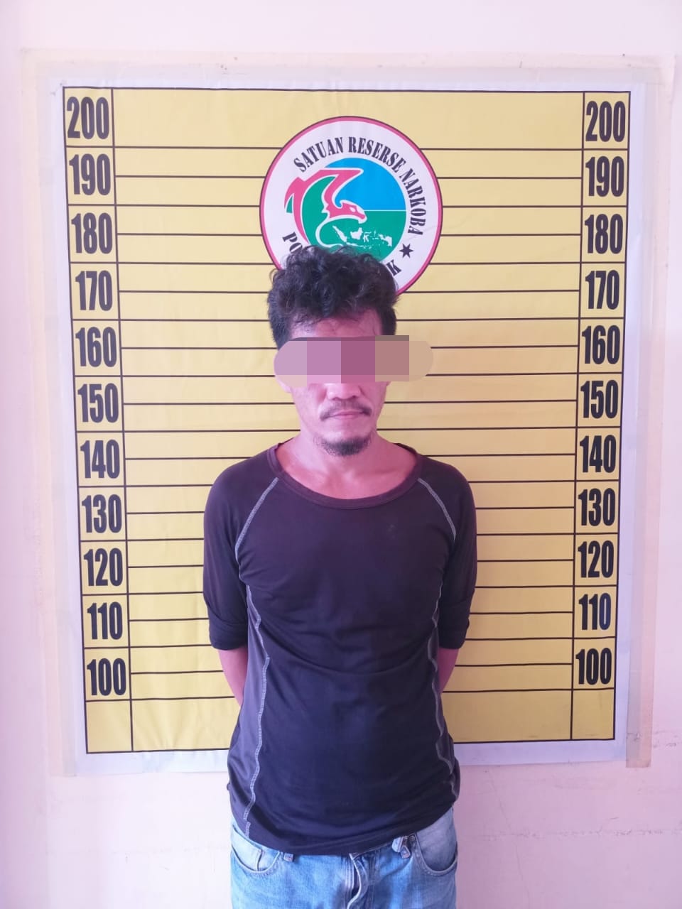 Pelaku pengedar narkoba AR yang berhasil ditangkap warga Desa Mungguk kini diamankan di Mapolres Landak, Sabtu (29/6).