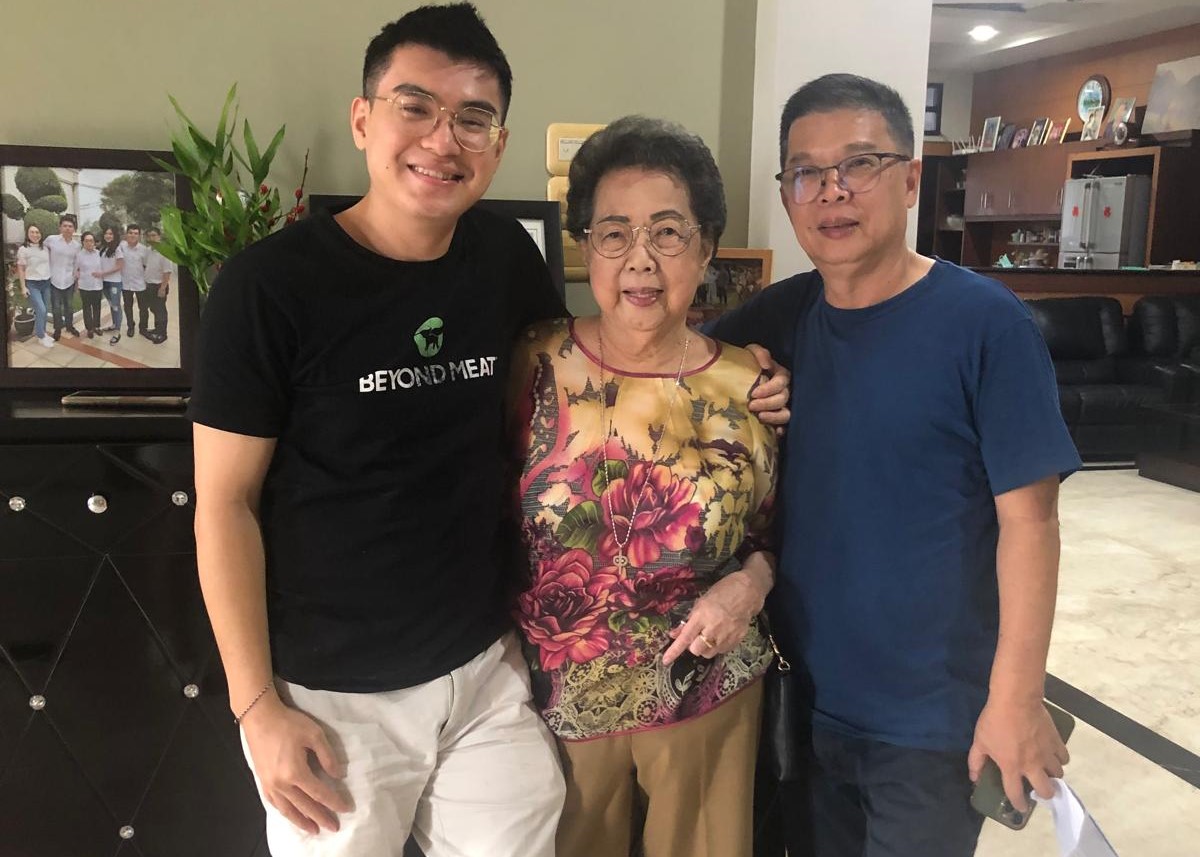 TIGA GENERASI: (Dari kiri ke kanan) Eldo Titan (28 tahun), Maseni Salim (91 tahun), dan Djohan Salim (60 tahun).
