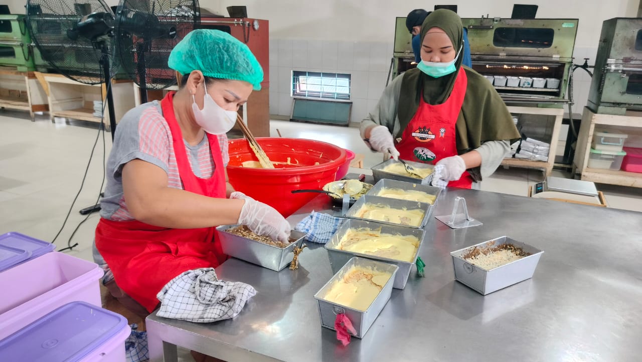 PRODUKSI: Karyawan LaGita Cakes sedang memproduksi kue lapis di pabrik usaha itu,  Jalan Wonoyoso, Pontianak, Jumat (28/6).