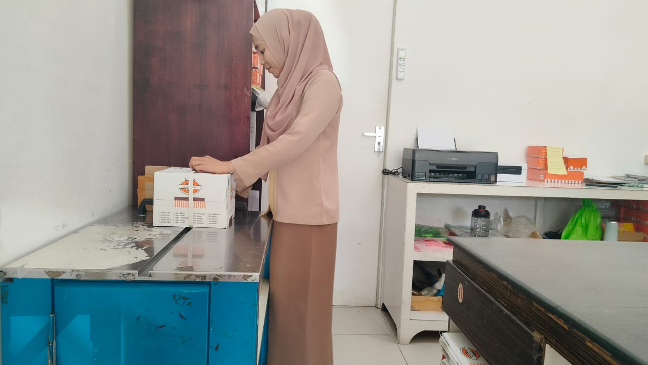 PENGEMASAN: Karyawan Toko LaGita Cakes, Jl A Yani Pontianak sedang mengemas produk yang akan dikirim ke Jakarta via JNE, Jumat (28/6).